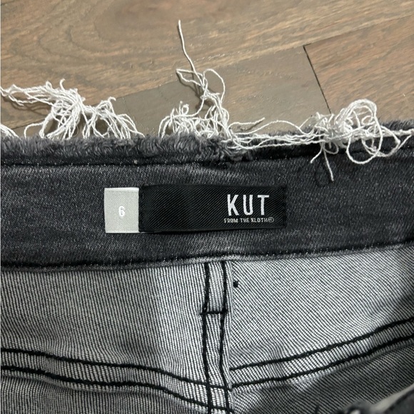 Kut from the Kloth Gray Ankle Skinny Distressed Jeans. Size 6 - Picture 3 of 6